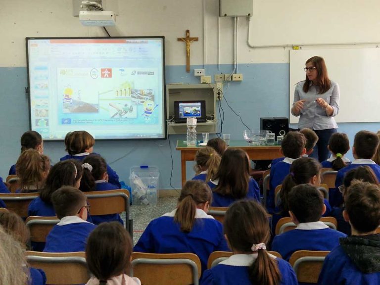 Children-listen-the-presentation-about-life-biolubridge